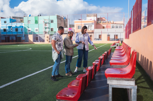 El Ayuntamiento saca a licitación la instalación de una cubierta en la grada del campo de fútbol Jardín de Infancia de La Isleta
