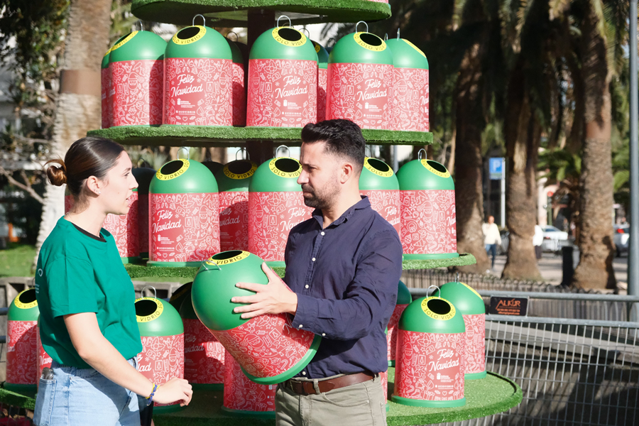 El Ayuntamiento y Ecovidrio impulsan el reciclaje de envases de vidrio con un árbol de Navidad formado por miniglús