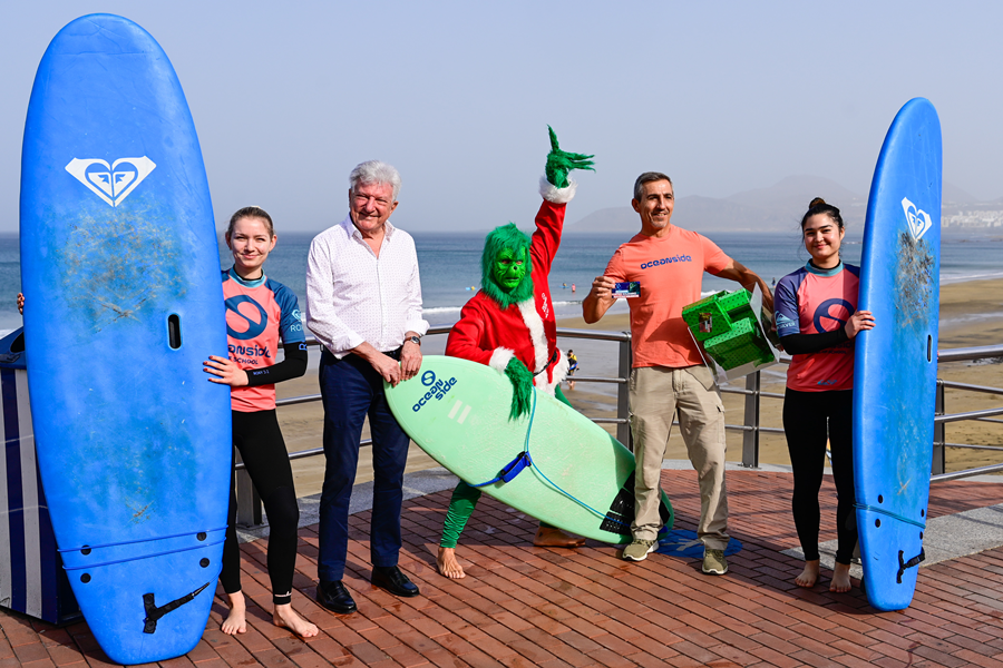 El Grinch de la Navidad surfea Las Canteras con espíritu solidario por Valencia