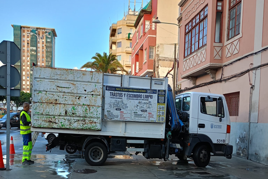 El servicio de acopio transitorio de trastos, enseres y escombros recorre los cinco distritos en diciembre