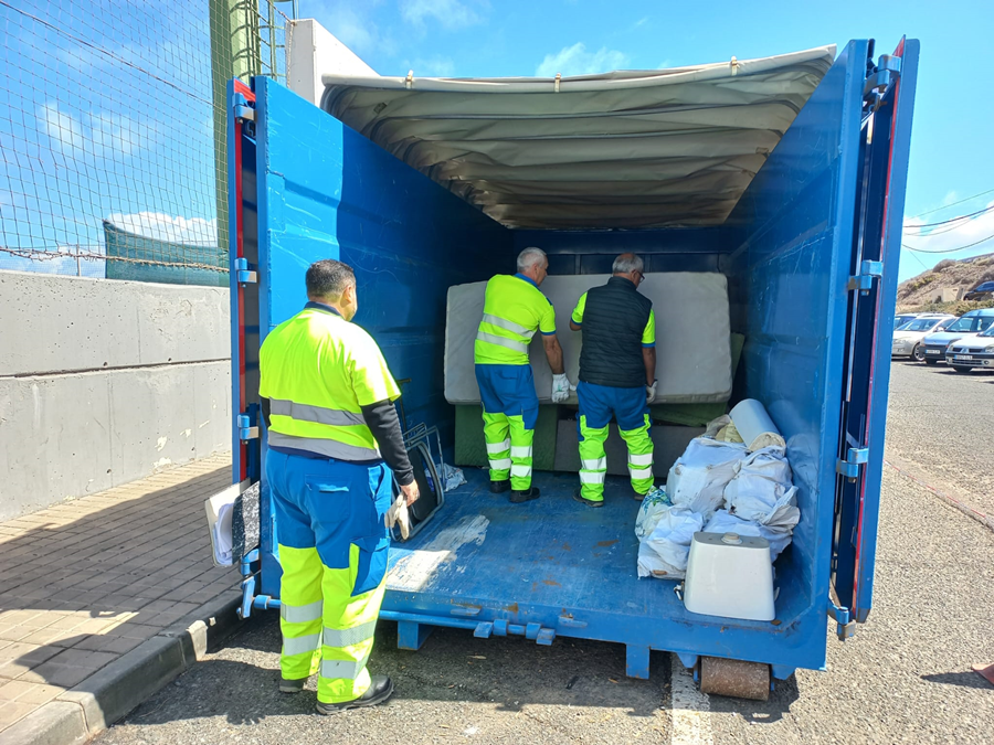 El servicio de acopio transitorio de trastos, enseres y escombros recorre otros 23 barrios durante el mes de abril