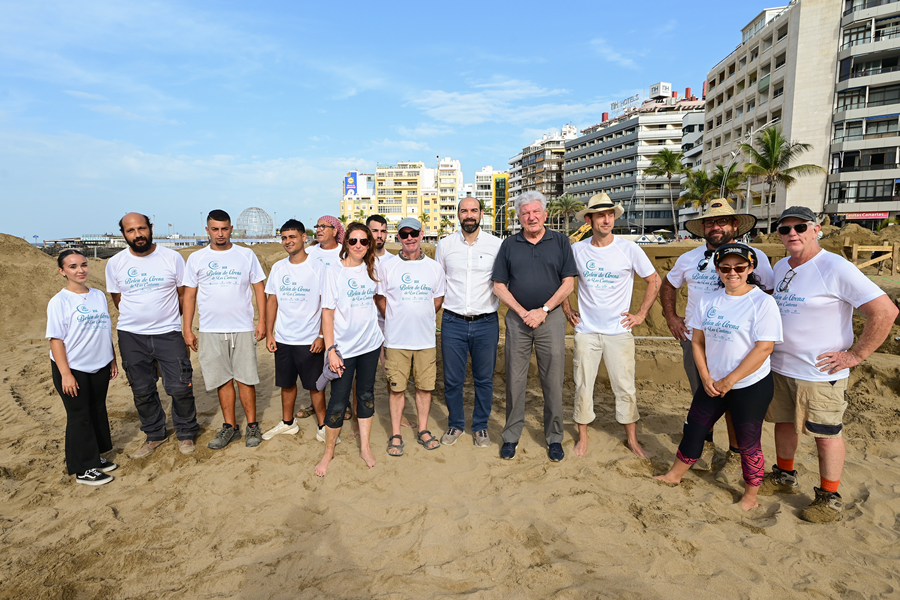 El Belén de Arena de Las Canteras inicia el modelado de sus esculturas en el que participan once artistas internacionales