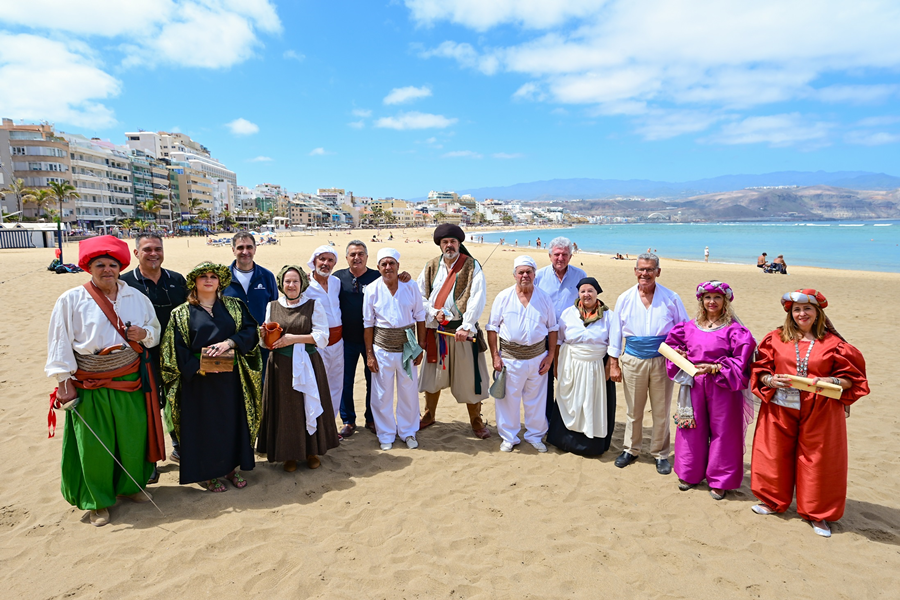 El Ayuntamiento y Salsipuedes recrean la historia del pirata 'Alí el Canario' en la playa de Las Canteras
