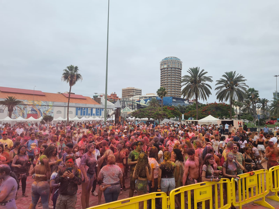 Más de 2.000 personas disfrutan del 'Holi Fest' en Las Palmas de Gran Canaria