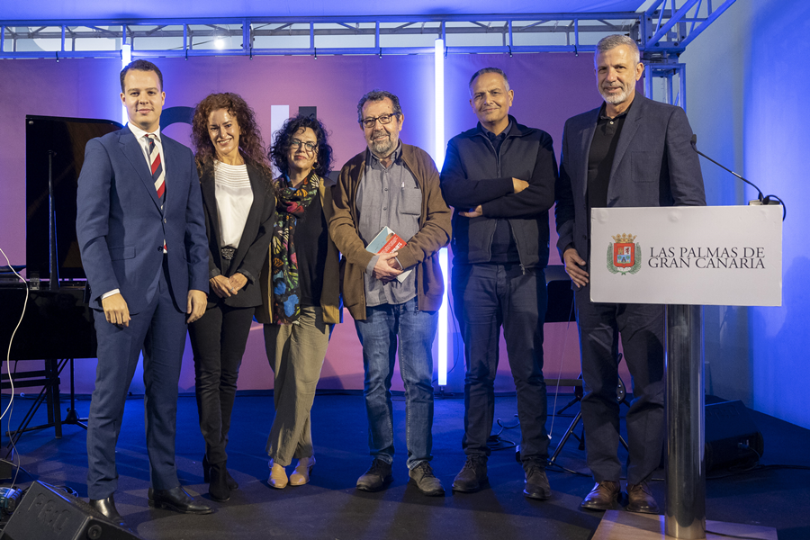 El Ayuntamiento presenta «El informante», obra ganadora del IV Premio Internacional de Novela de Misterio e Intriga