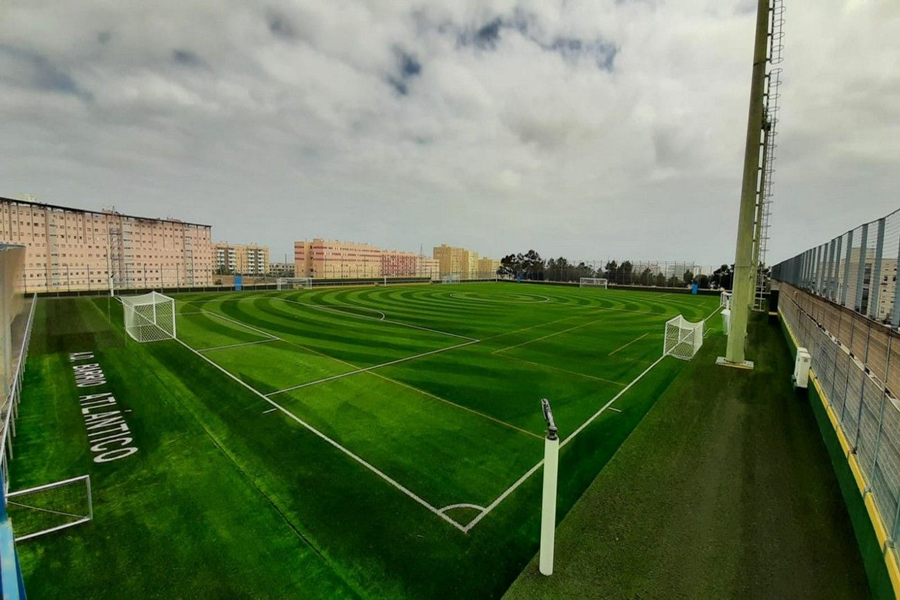 El Ayuntamiento destinará 200.000 euros para instalar una cubierta en la grada del campo de fútbol de Parque Atlántico