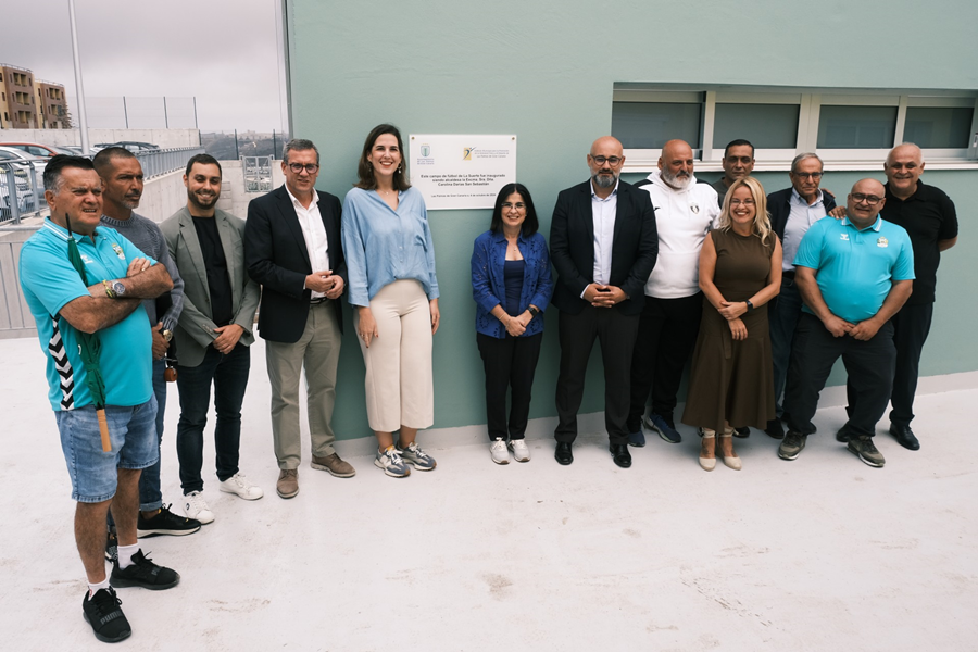 La alcaldesa Darias inaugura el nuevo campo de fútbol 11 del barrio de La Suerte