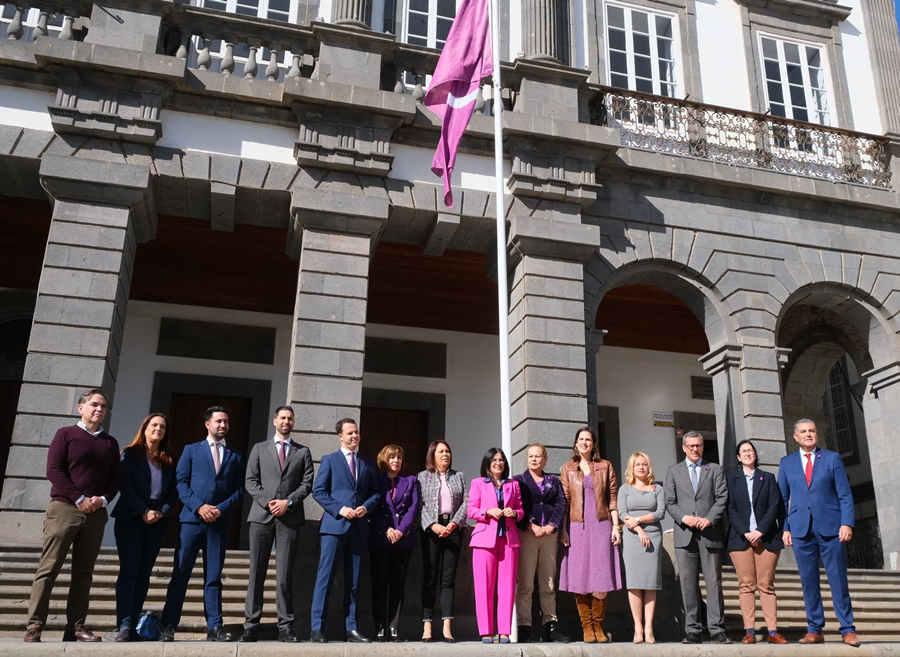 El Ayuntamiento iza la bandera feminista en las Casas Consistoriales en conmemoración del Día Internacional de la Mujer