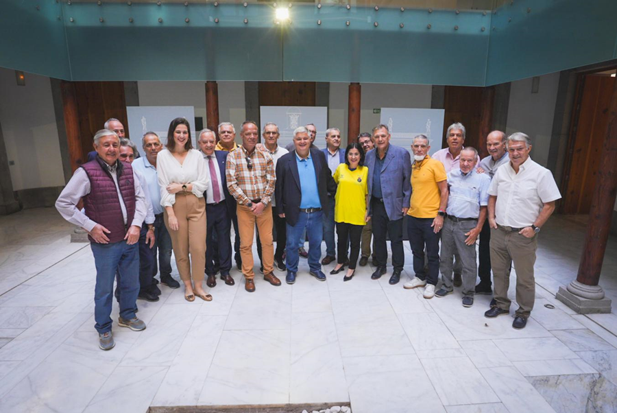 La alcaldesa Darias homenajea a la selección juvenil de fútbol campeona de España en 1974