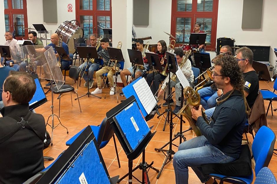 La Escuela Municipal de Educación Musical y la Banda Sinfónica Municipal celebran un concierto 'mano a mano'