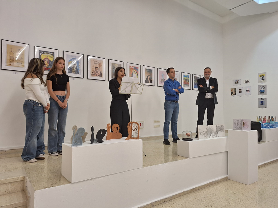 El Ayuntamiento inaugura en el Distrito Ciudad Alta la exposición del proyecto 'somos VIDA' elaborado por el alumnado del IES Schamann