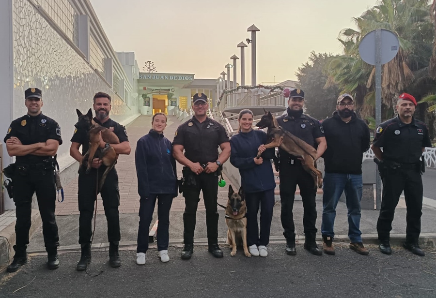 La Unidad Canina de la Policía Local (UCAPOL) participa en una exhibición en Ciudad San Juan de Dios