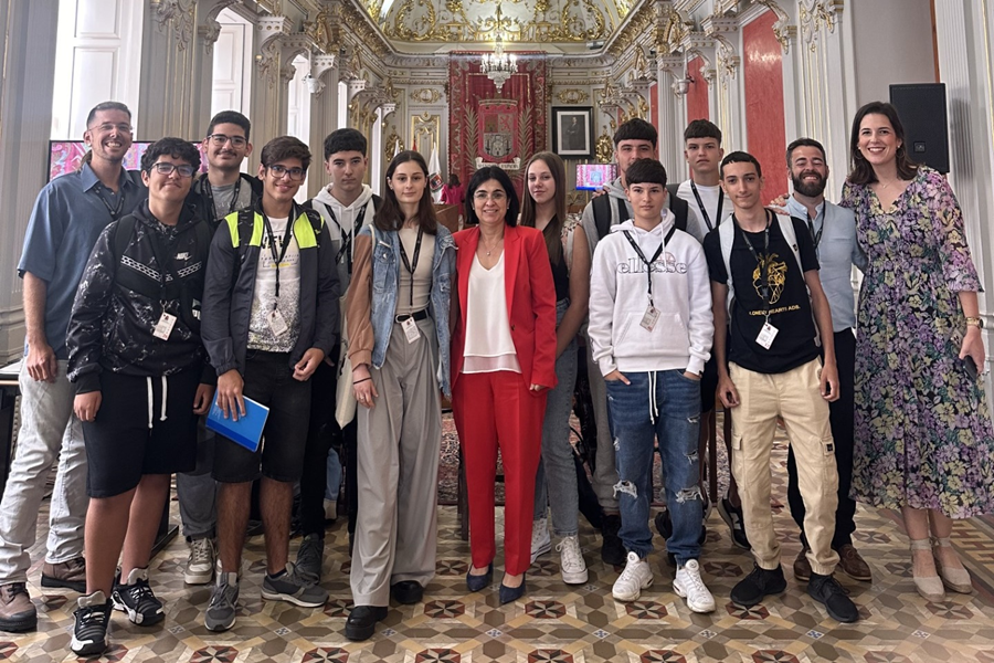 Estudiantes del IES Simón Pérez visitan el Pleno municipal