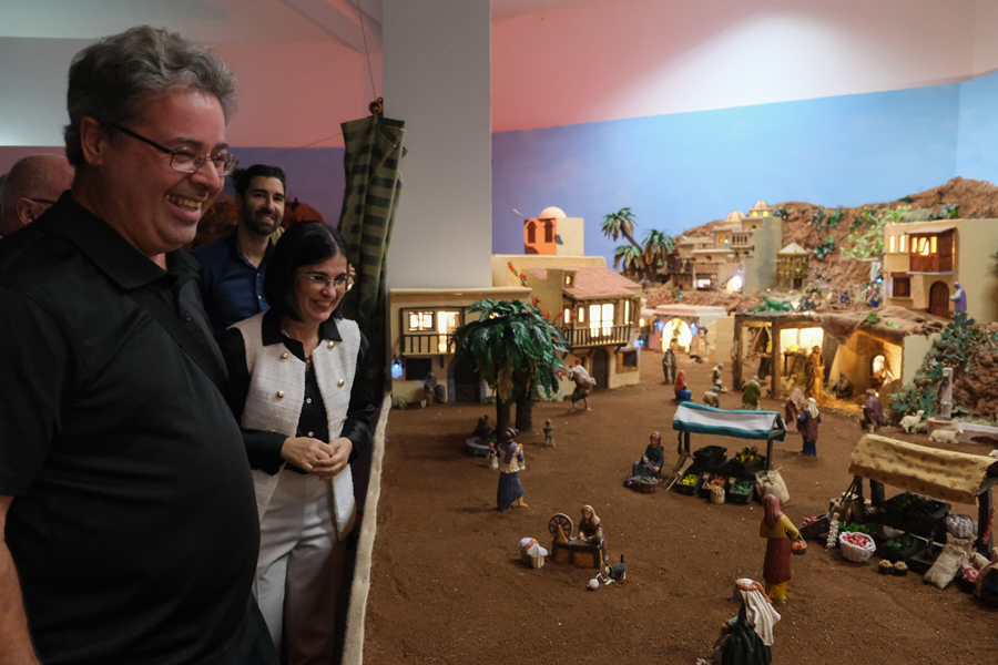 La alcaldesa Darias inaugura el Belén del barrio de Siete Puertas