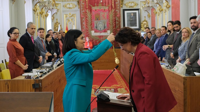 La alcaldesa Darias en la toma de posesión de la nueva concejala