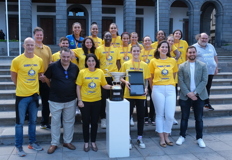 La alcaldesa Darias felicita al CV Hidramar Gran Canaria por su tercera Liga Iberdrola