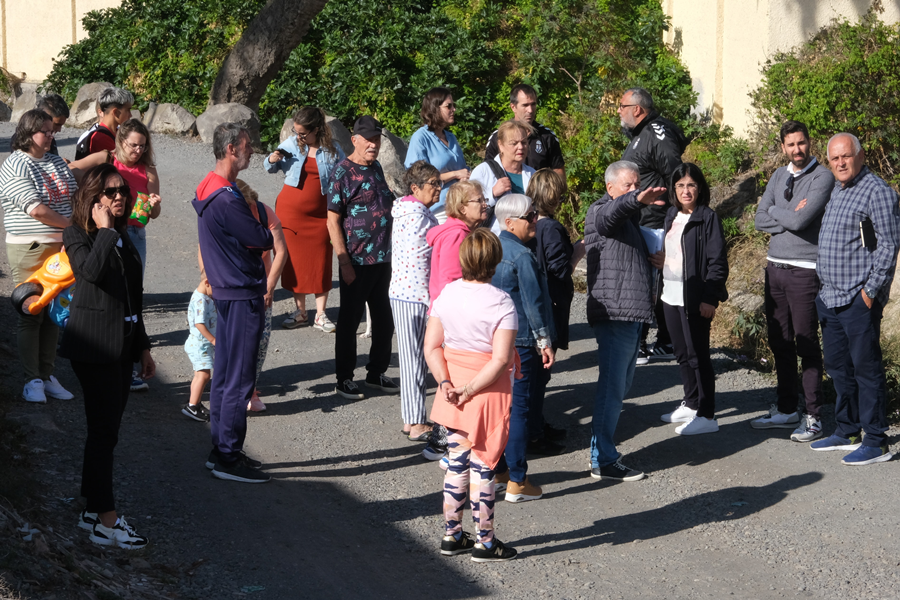 La alcaldesa Darias recorre el barrio de Lomo Blanco para atender demandas sobre obras y mantenimiento en áreas de esparcimiento