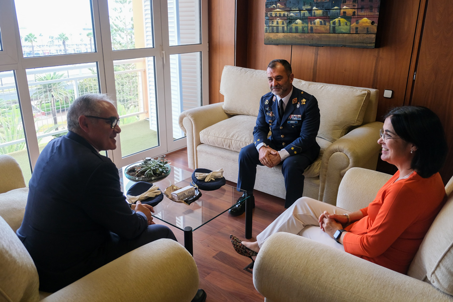 La alcaldesa da la bienvenida a la ciudad al nuevo delegado de Defensa en Canarias