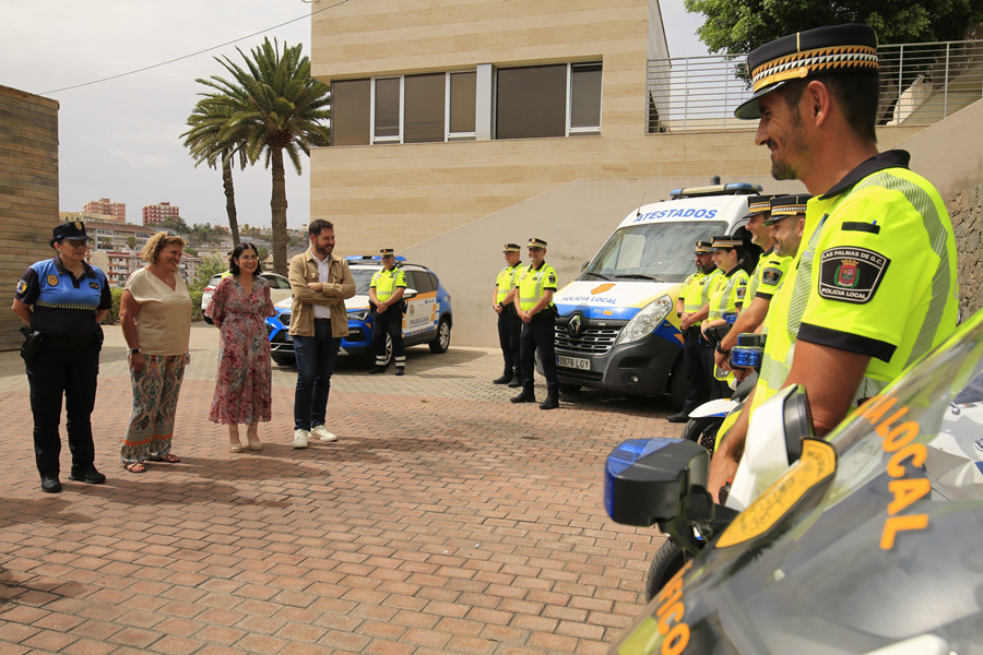 La alcaldesa presenta la nueva uniformidad de la Unidad de Tráfico de la Policía Local