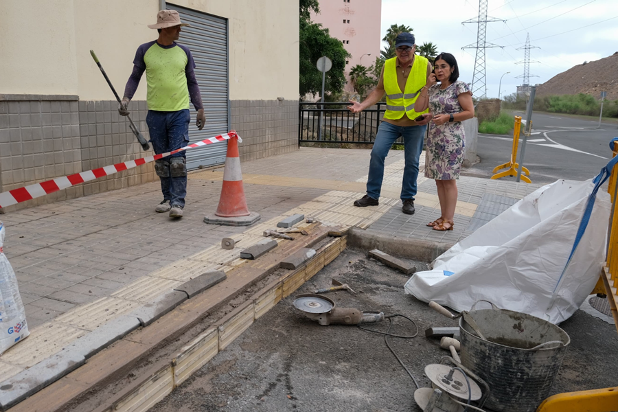 La alcaldesa supervisa las obras de mejora en las aceras de la Urbanización Reina Mercedes