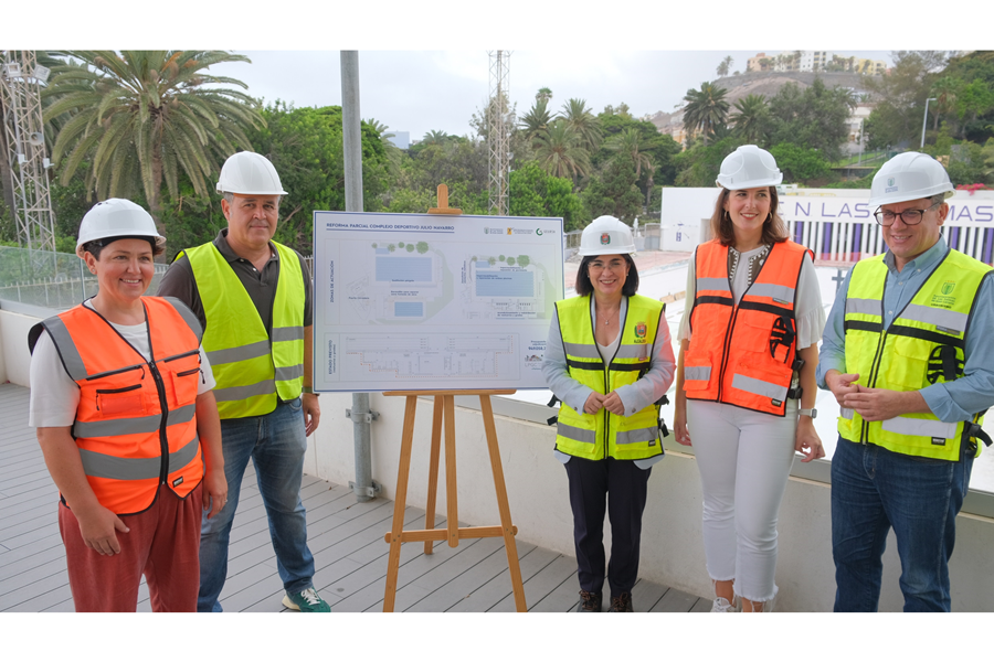 La alcaldesa visita las obras de mejora en las piscinas del Complejo Deportivo Julio Navarro