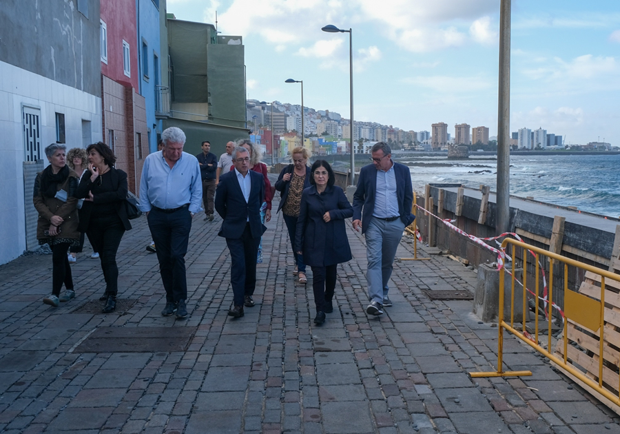 La alcaldesa y el secretario de Estado de Medio Ambiente recorren el barrio marinero de San Cristóbal