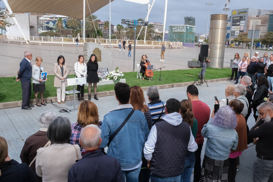 La ciudad homenajea a las víctimas del Villa de Pitanxo con un monolito en la Plaza de Canarias