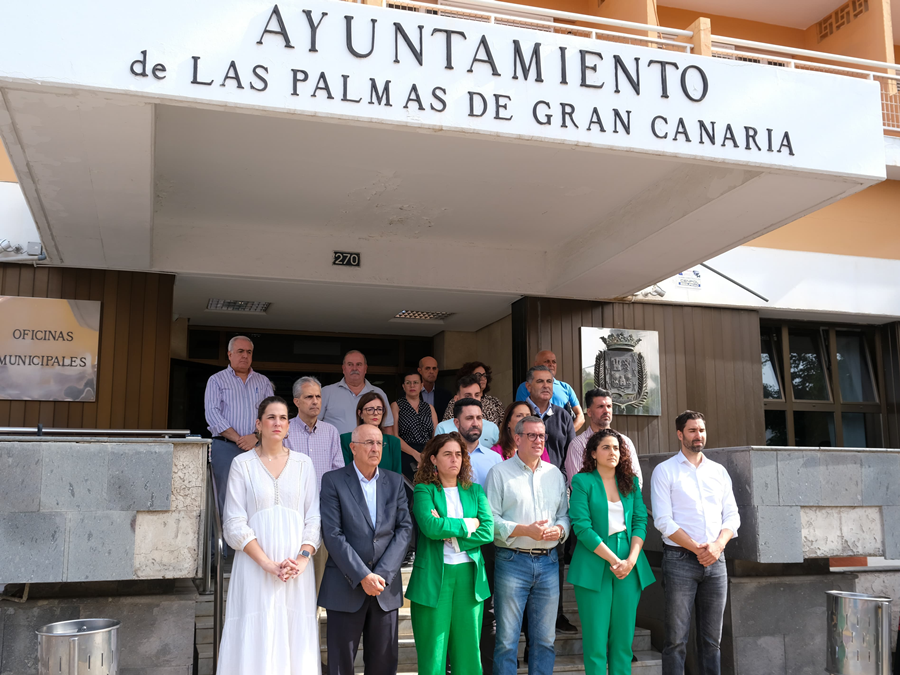 La ciudad se suma a la condena del asesinato de una joven en Orihuela