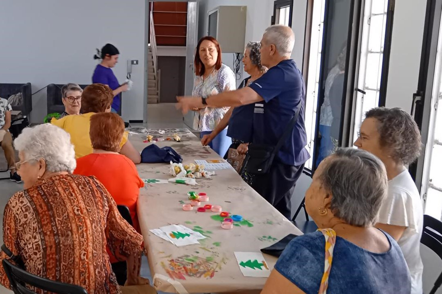El Ayuntamiento fomenta la creatividad y bienestar colectivo con un taller de pintura para personas mayores