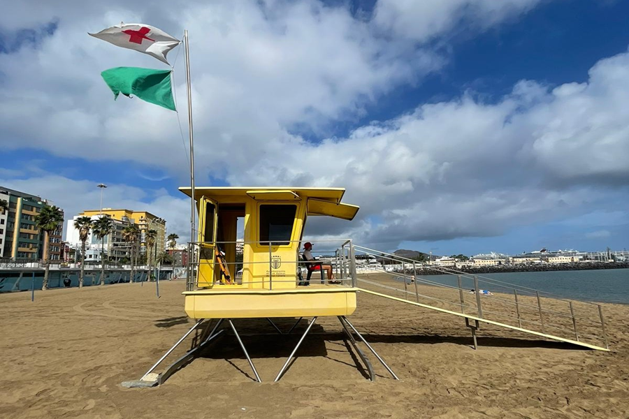La playa de Las Alcaravaneras recupera la normalidad y se ha izado la bandera verde en el arenal portuario