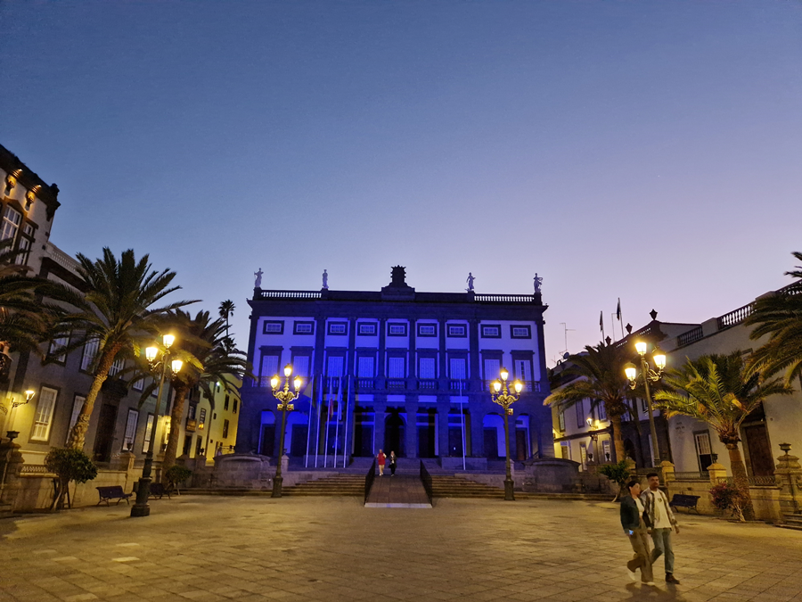 Las Casas Consistoriales se iluminan de azul para conmemorar el Día Mundial de Concienciación sobre el Autismo