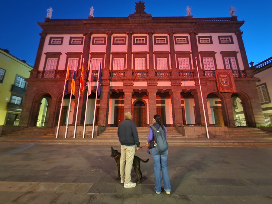 Las Casas Consistoriales se iluminan de rojo en homenaje al 150 aniversario de Cruz Roja en Canarias