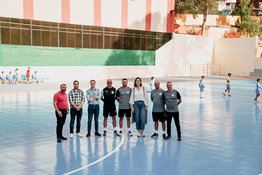 El Ayuntamiento concluye las obras para repavimentar la pista de fútbol sala del López Socas