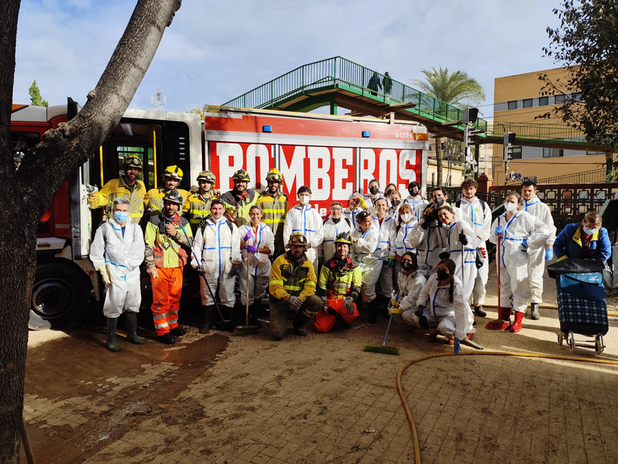Los Bomberos de Las Palmas de Gran Canaria trabajan en la búsqueda de desaparecidos tras la DANA de Valencia