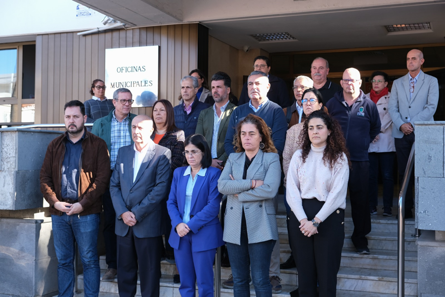 El Ayuntamiento guarda un minuto de silencio por el asesinato de una mujer en Baleares