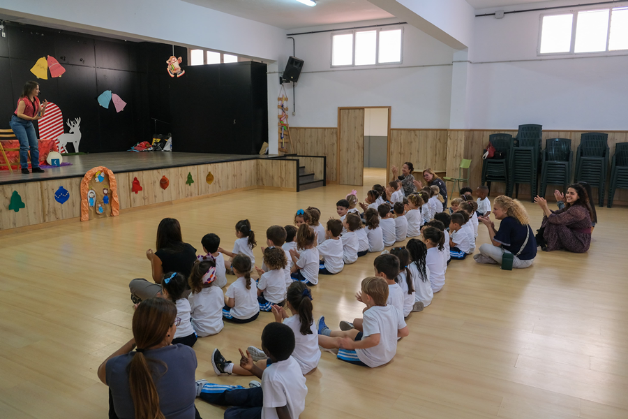 El Ayuntamiento lleva a los centros escolares una cuentacuentos para romper con los estereotipos sexistas de los juguetes