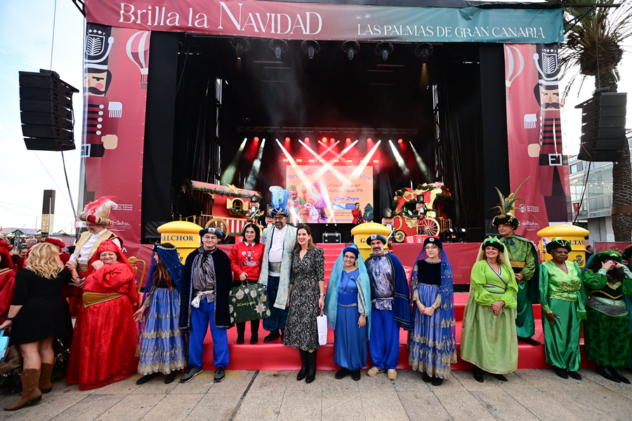 Niños y niñas de la ciudad se vuelcan en la recogida solidaria promovida por el Ayuntamiento y la Casa de Galicia