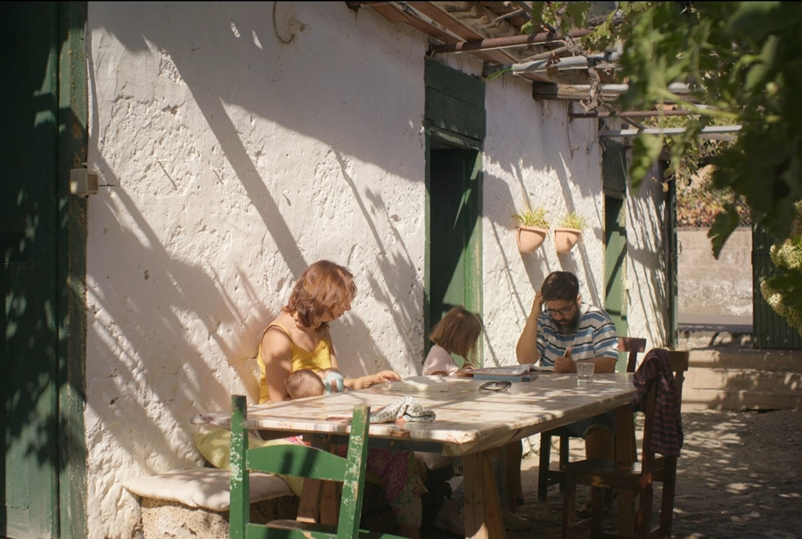 Domingo J. González debuta como director en el Festival con Una casa en el pueblo: una pieza que conecta lo personal y lo familiar con la mirada externa del viajero