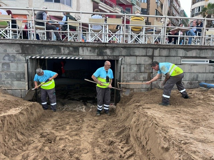 Las fuertes mareas y el oleaje dejan diversos desperfectos en la playa de Las Canteras y en San Cristóbal