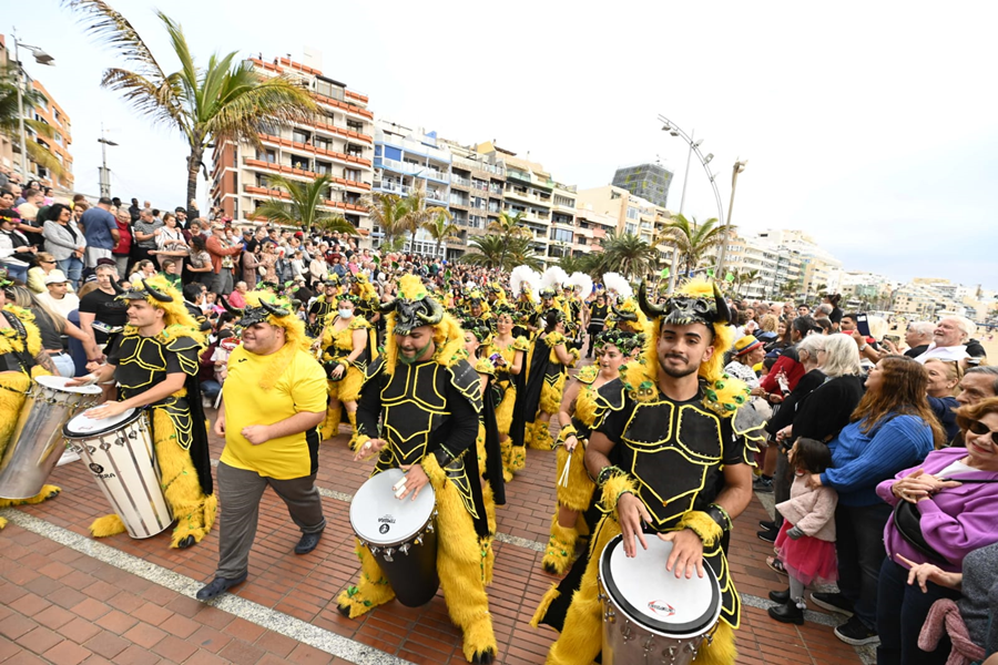 El retumbar de las batucadas atrae a más de 5.000 curiosos por el entorno de Las Canteras