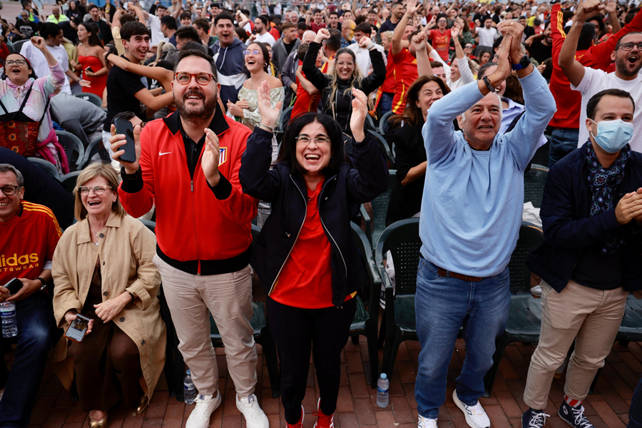 Más de 3.000 personas celebran el pase de España a la final de la Eurocopa en La Plaza de la Música de Las Palmas de Gran Canaria