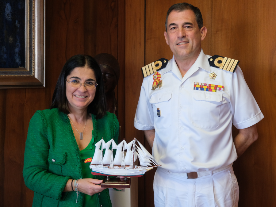 La alcaldesa recibe al comandante del buque-escuela 'Juan Sebastián de Elcano' tras su llegada a la ciudad