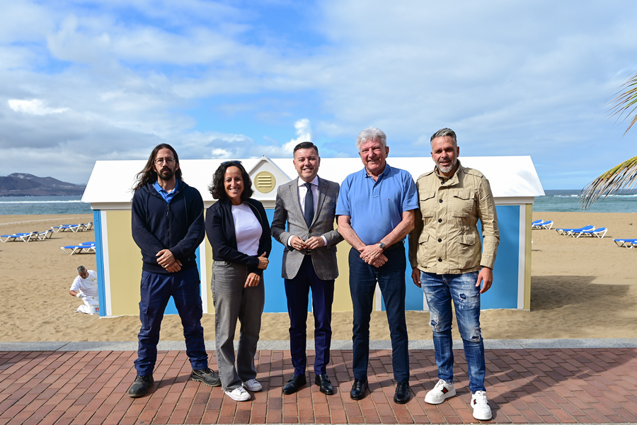 El Ayuntamiento y el Cabildo renuevan la imagen exterior de las casetas de hamacas de Las Canteras