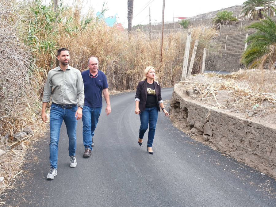 El Ayuntamiento asfalta el Camino Real a Gáldar en el barrio de Tenoya