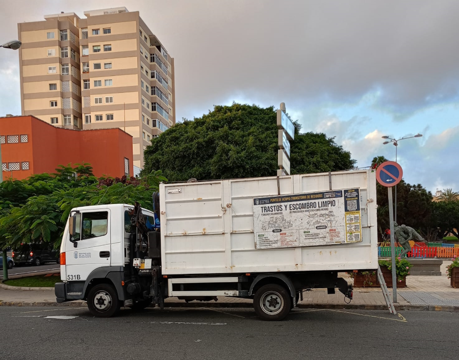 El servicio de acopio transitorio de trastos, enseres y escombros recorre una veintena de barrios en febrero