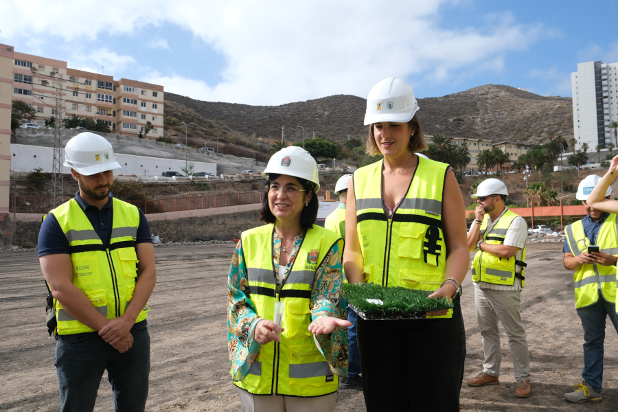 El Ayuntamiento moderniza el campo de fútbol de Hoya de La Plata con el primer césped orgánico de la ciudad y una inversión superior al millón de euros