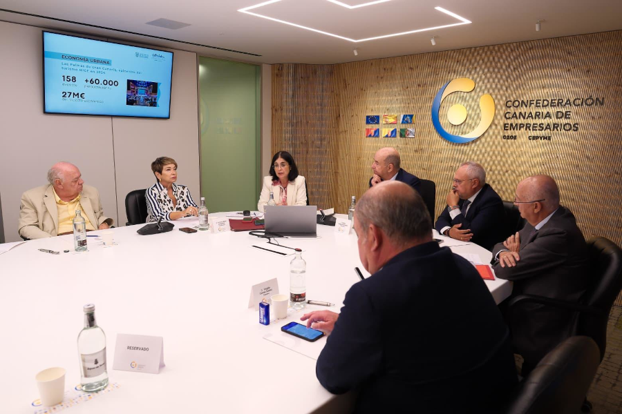 Darias mantiene un encuentro con la Confederación Canaria de Empresarios para seguir impulsando la colaboración público-privada
