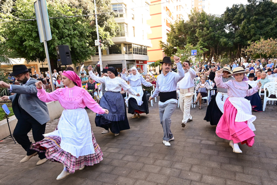 Turismo LPA y las agrupaciones folclóricas inician la nueva programación de música canaria en el Pueblo Canario y en la Plaza de España