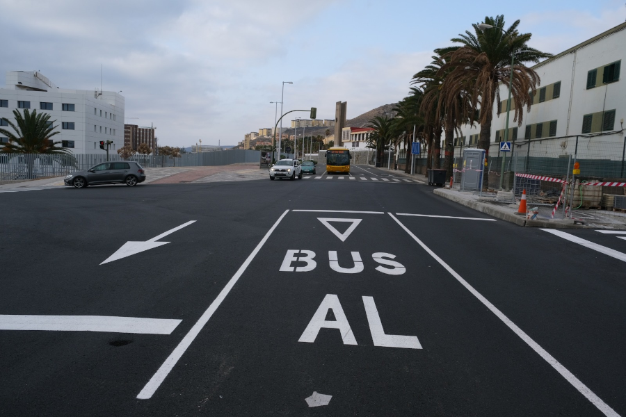 El Ayuntamiento reordena el tráfico en el barrio de la Vega de San José para finalizar el pintado de la calzada