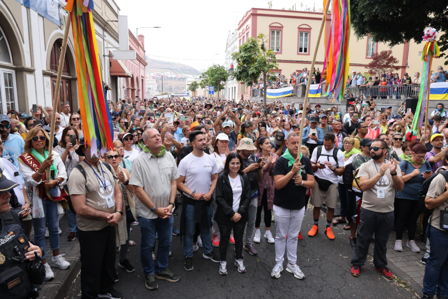 Las Palmas de Gran Canaria despide a la Virgen del Pino durante su regreso a la basílica de Teror